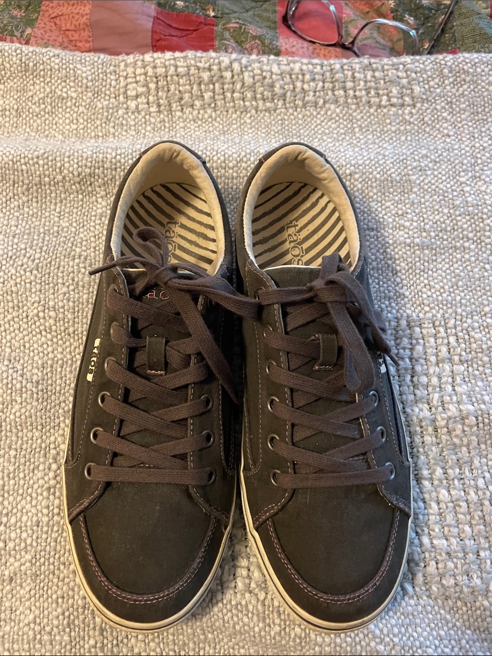 Taos Footwear Moc Star 2women’s sneakers. Distressed graphite ,purple stitching